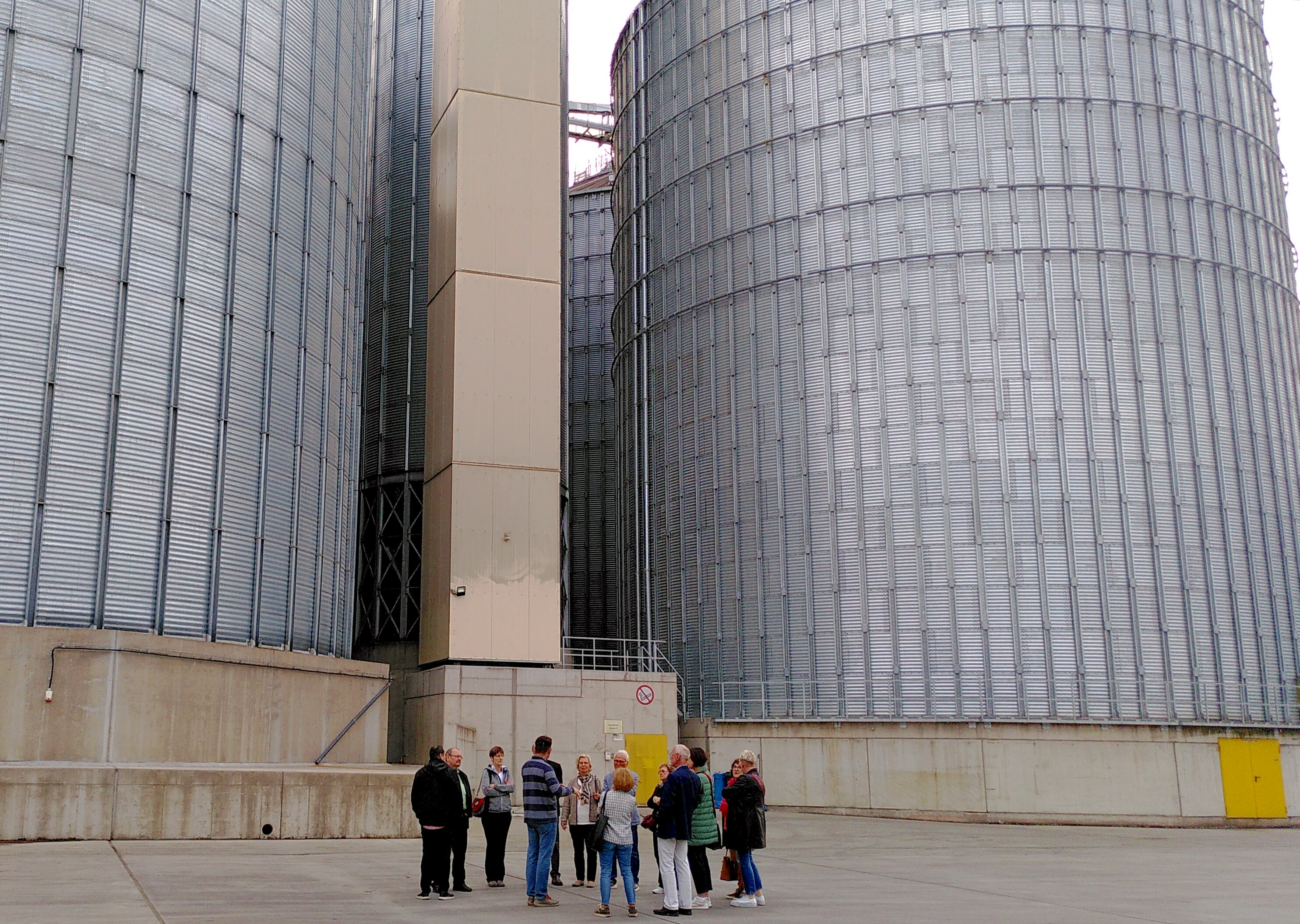 Unser Bild zeigt einen Teil der Gruppe bei ihrem Rundgang vor den beeindruckenden Silos