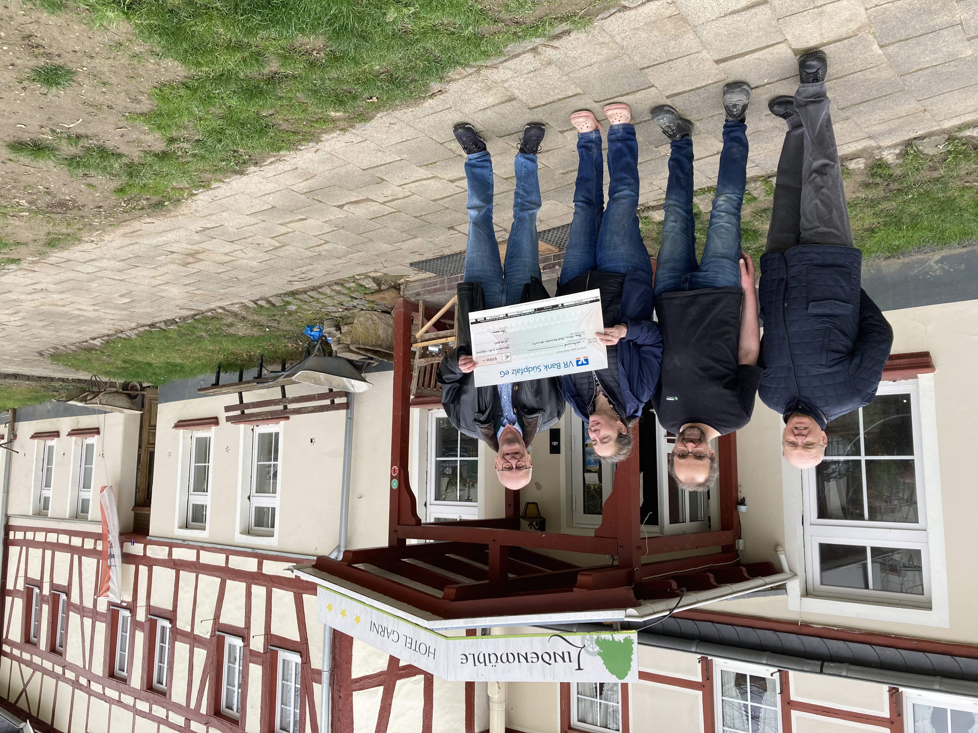 Unser Bild zeigt die Offenbacher Abordnung mit (v.l.n.r.) Bernhard Wagner, die Eheleute Neiss und Joachim Habermehl bei der Übergabe des Schecks