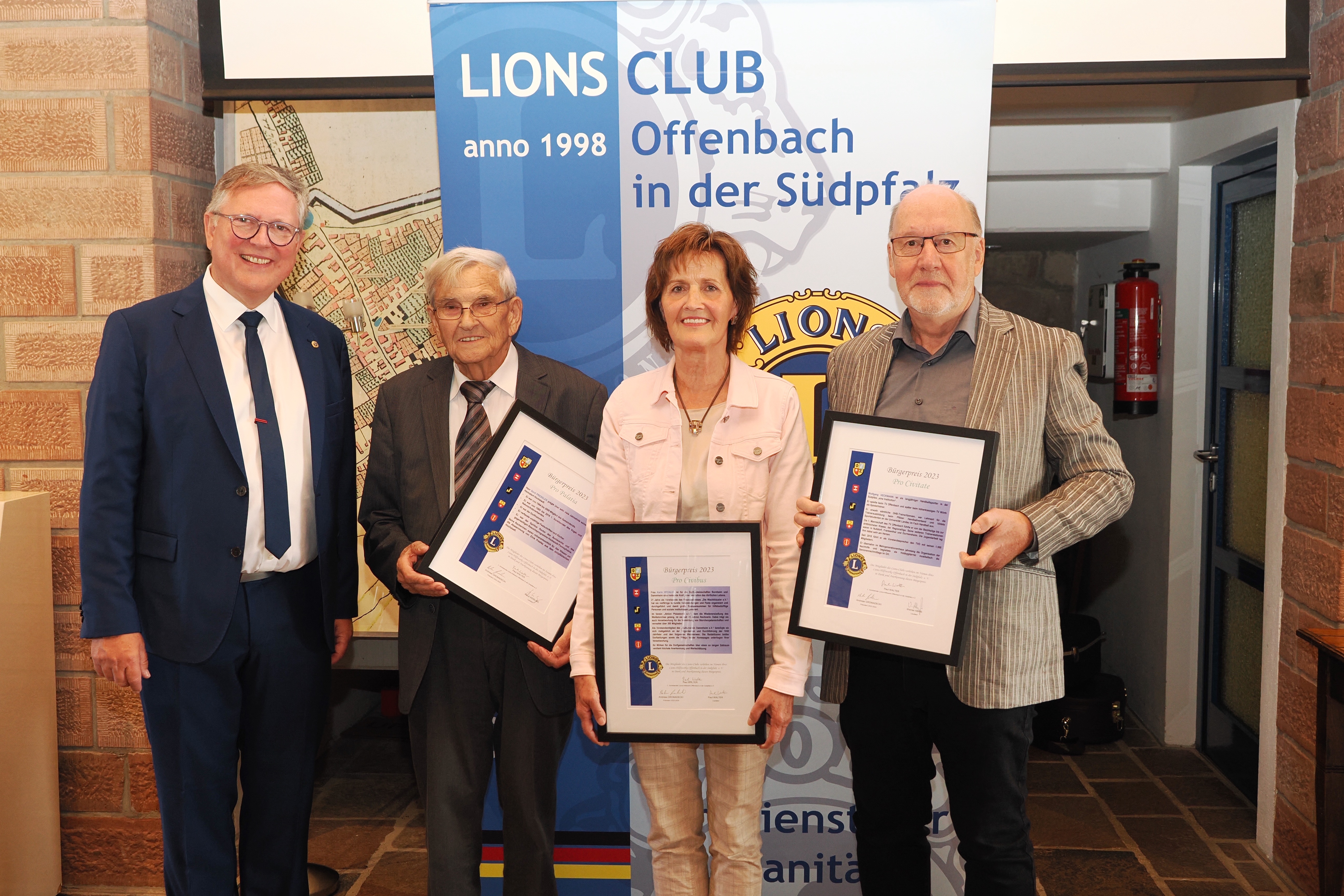 Unser Bild zeigt die Preisträger mit (v.l.n.r.) Andreas Gromadecki, Gerd Pressler (Hochstadt), Karin Hechler (Bornheim) und Wolfgang Heckmann (Offenbach).