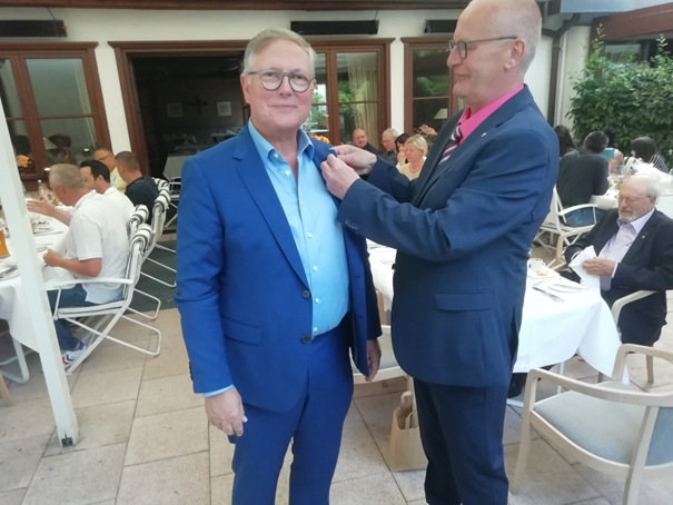 Unser Bild zeigt die Übergabe der Präsidentennadel von Joachim Habermehl (rechts) an Andreas Gromadecki.