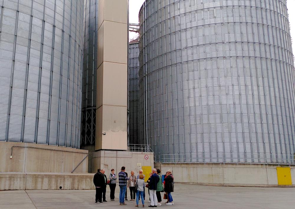 Unser Bild zeigt einen Teil der Gruppe bei ihrem Rundgang vor den beeindruckenden Silos