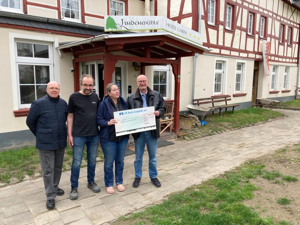 Unser Bild zeigt die Offenbacher Abordnung mit (v.l.n.r.) Bernhard Wagner, die Eheleute Neiss und Joachim Habermehl bei der Übergabe des Schecks